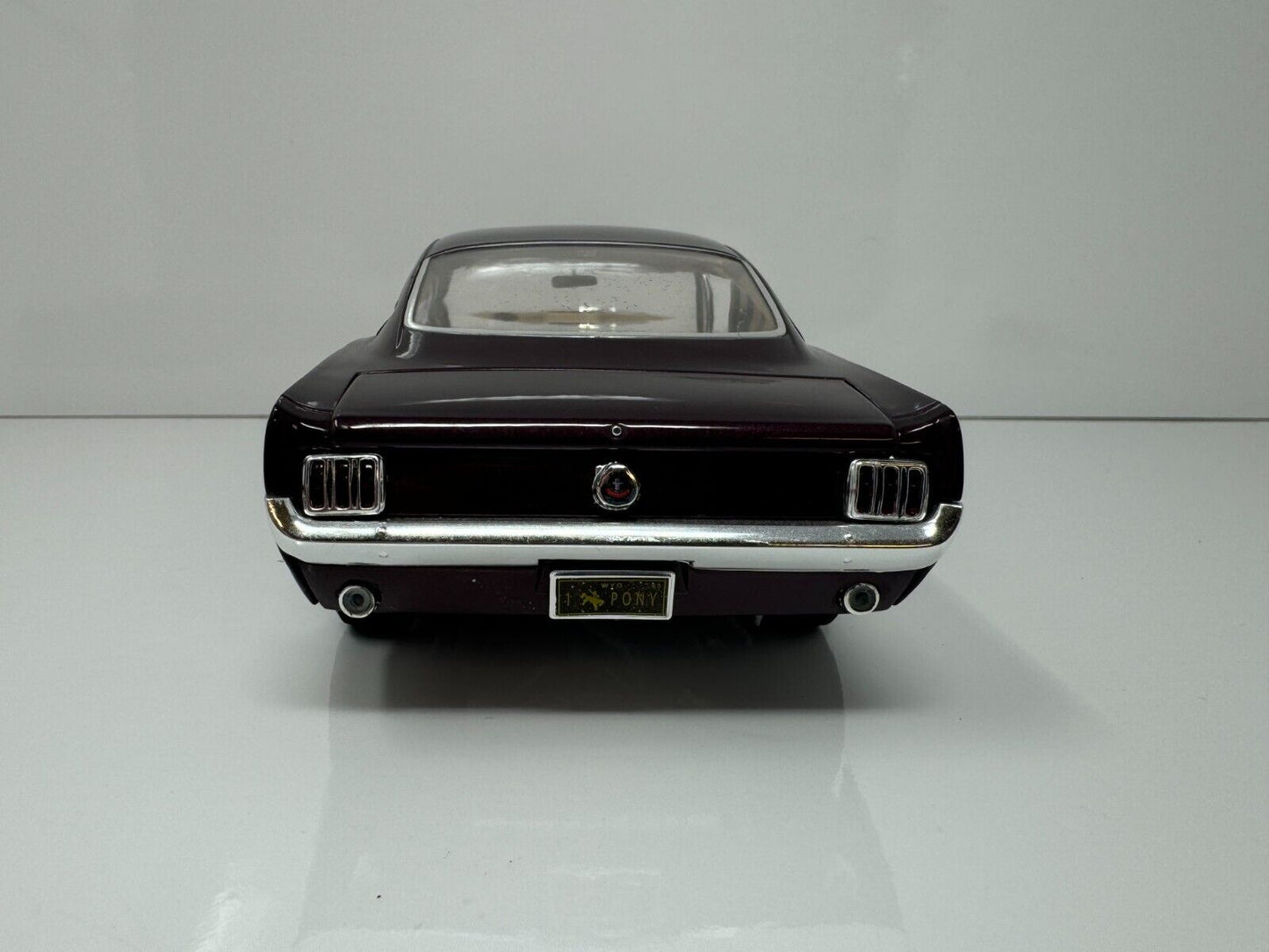 Auto World American Muscle 1965 Ford Mustang (2 + 2) 1:18 Diecast