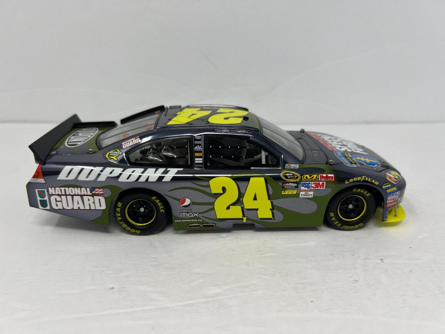 Lionel Nascar #24 Jeff Gordon National Guard Special Forces Chrome 1:24 Diecast