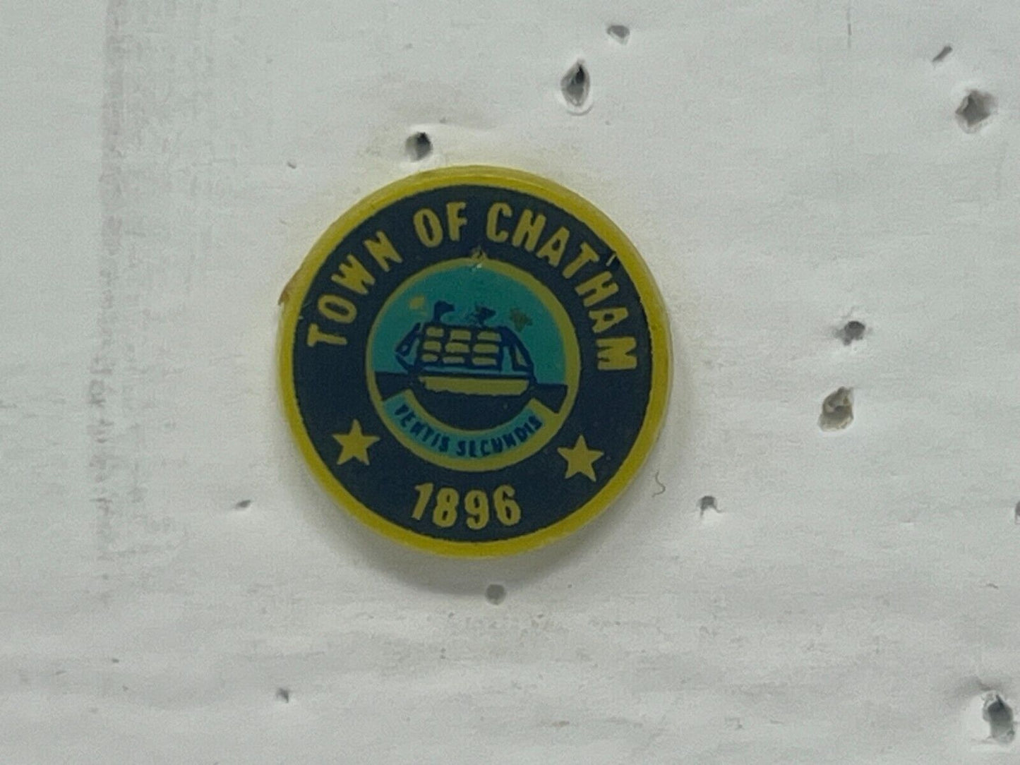 Town of Chatham New Brunswick Souvenir Cities & States Lapel Pin SP3 V3