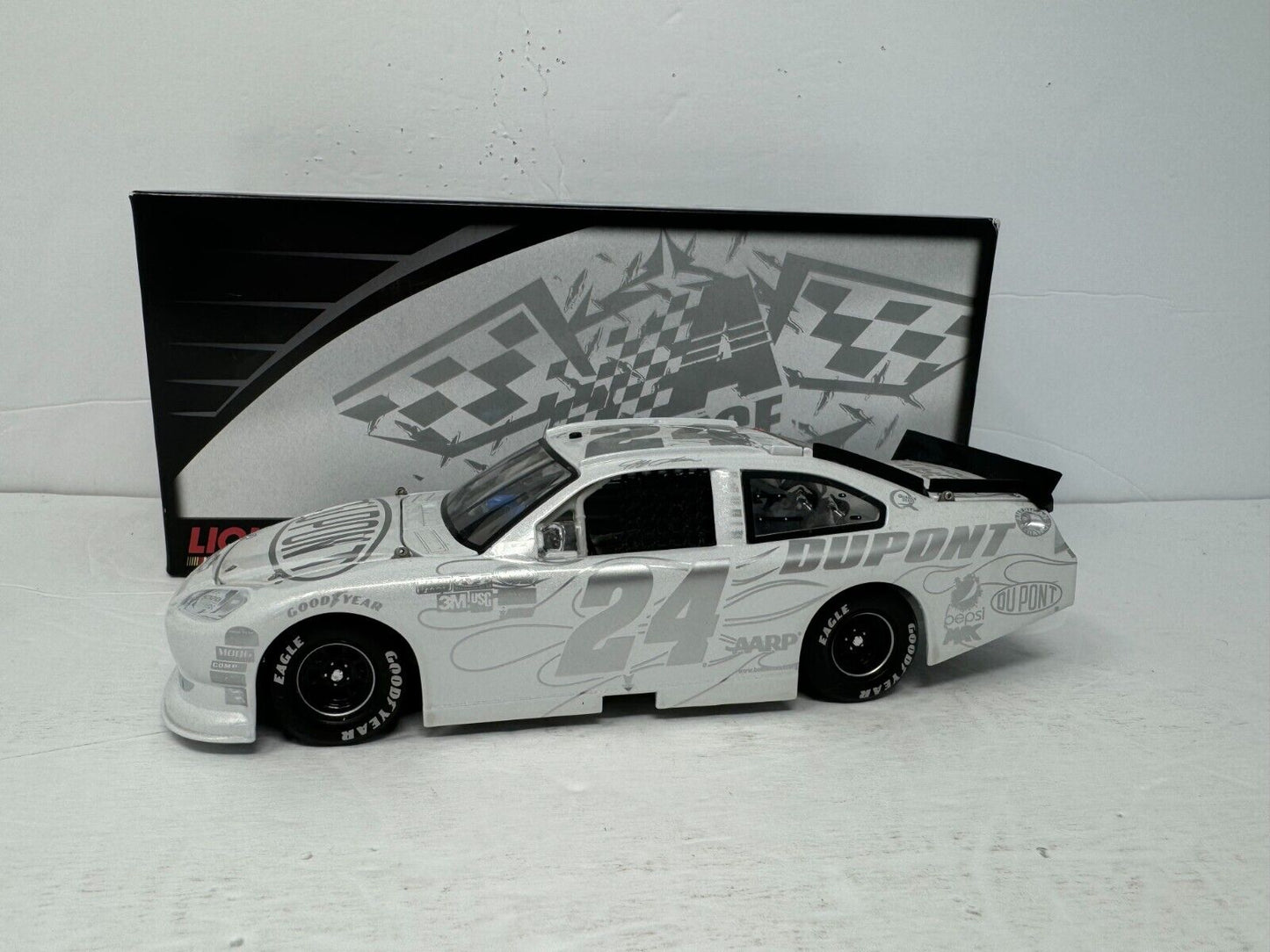 Lionel Nascar #24 Jeff Gordon Dupont Ice 2011 Chevy Impala 1:24 Diecast