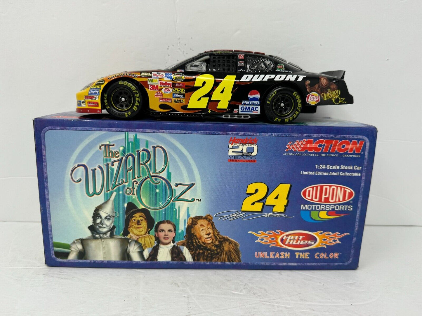 Action Nascar #24 Jeff Gordon DuPont The Wizard of Oz 2004 Chevy 1:24 Diecast