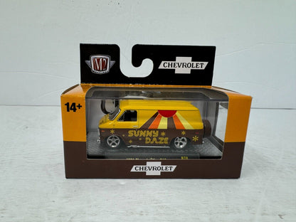 M2 Machines 1971 Chevrolet Van G10 1:64 Diecast