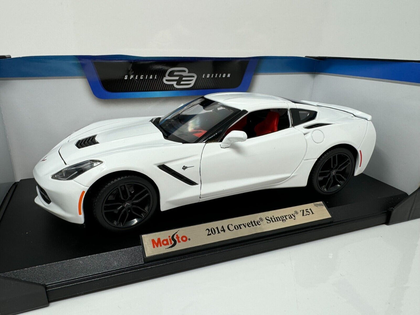 Maisto 2014 Chevrolet Corvette Stingray Z51 Special Edition 1:18 Diecast White