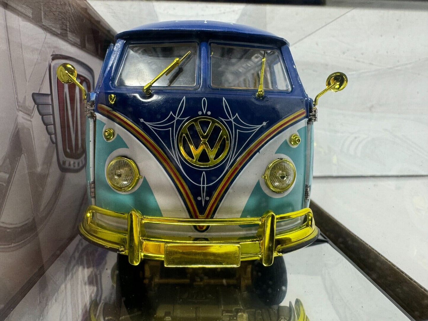 M2 Machines Auto-Thentics 1960 Volkswagen Microbus Deluxe CHASE 1:24 Diecast