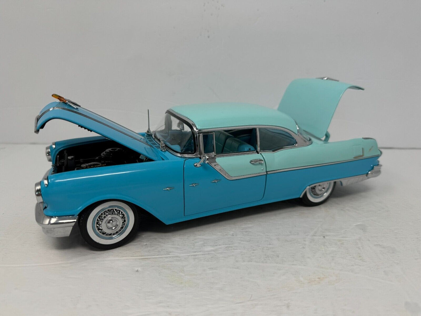 Sun Star 1955 Pontiac Star Chief Hard Top Platinum Collection 1:18 Diecast