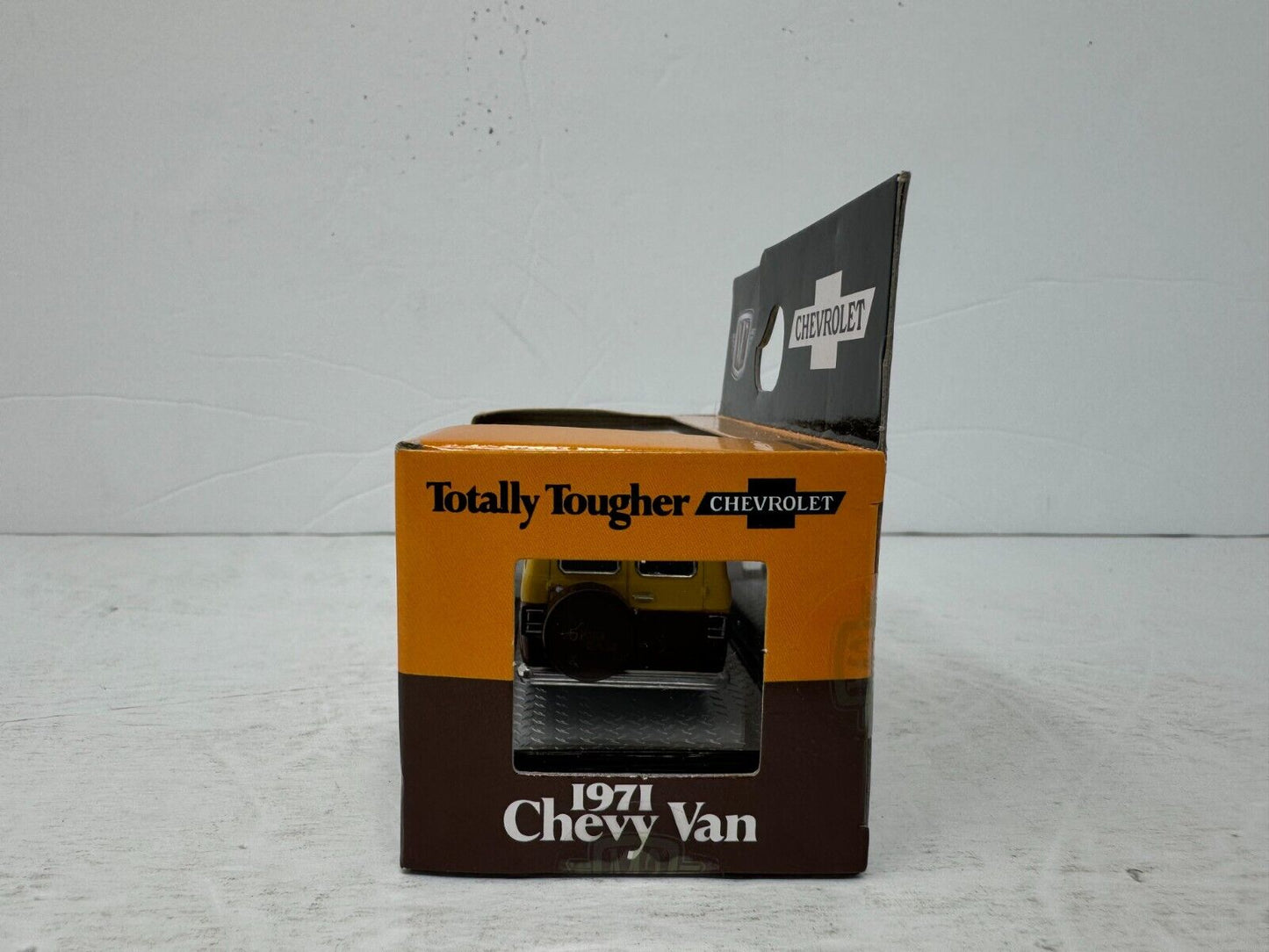 M2 Machines 1971 Chevrolet Van G10 1:64 Diecast