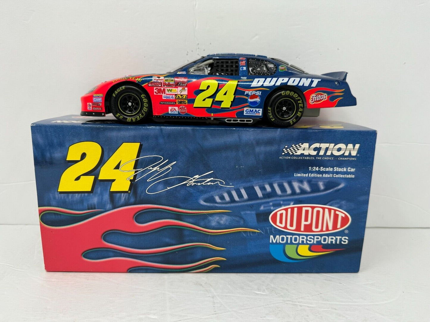 Action Nascar #24 Jeff Gordon DuPont 2003 Chevrolet Monte Carlo 1:24 Diecast