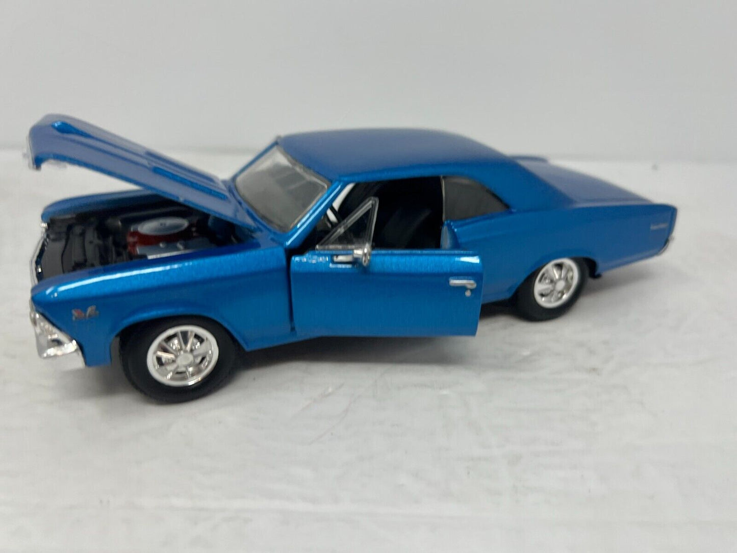 Maisto 1966 Chevrolet Chevelle SS 396 Hardtop Special Edition 1:24 Diecast