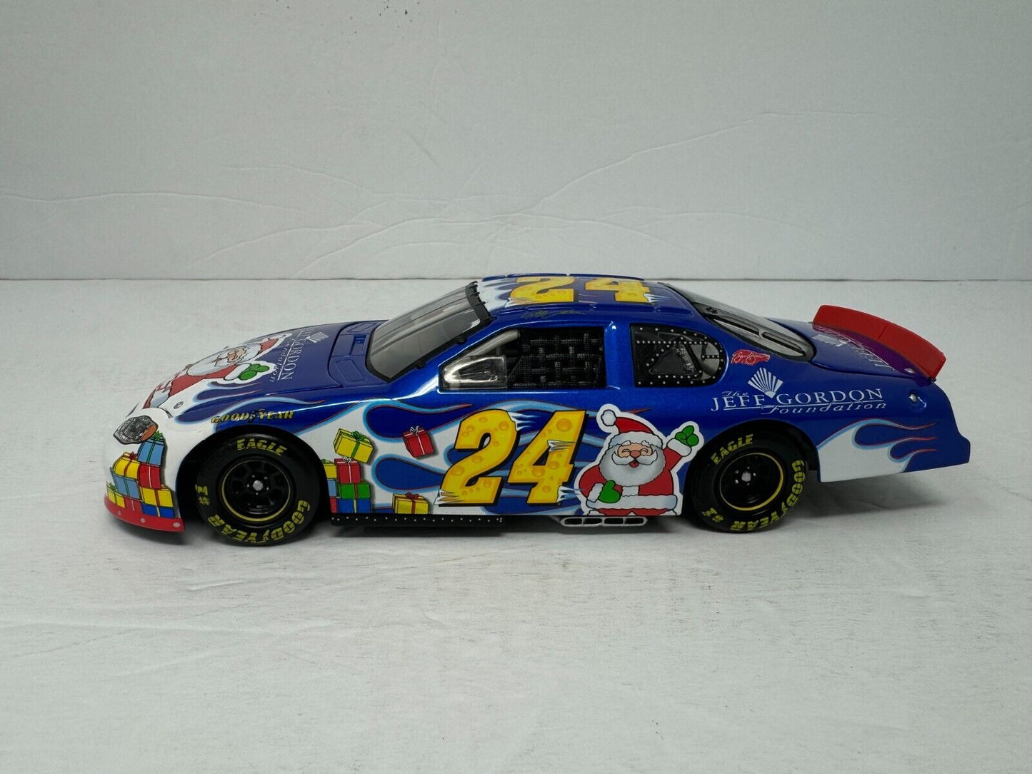 Action Nascar #24 Jeff Gordon Foundation Holiday Car 2004 Chevrolet 1:24 Diecast