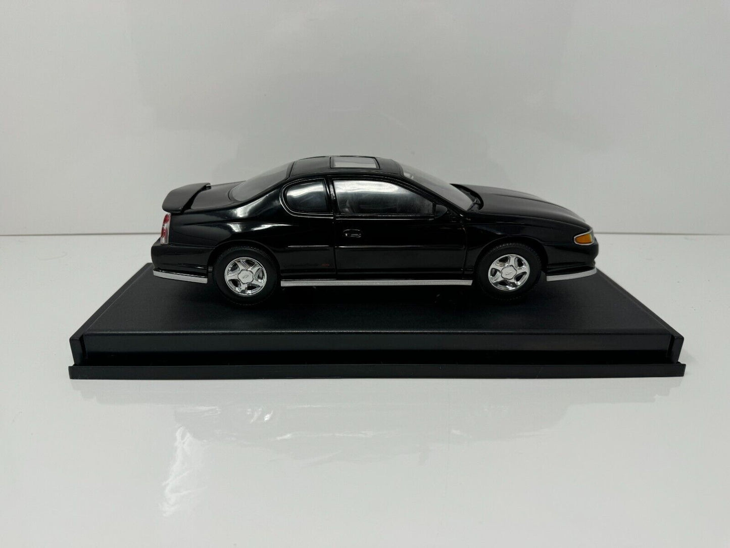 Sun Star 2000 Chevy Monte Carlo SS 1:18 Diecast