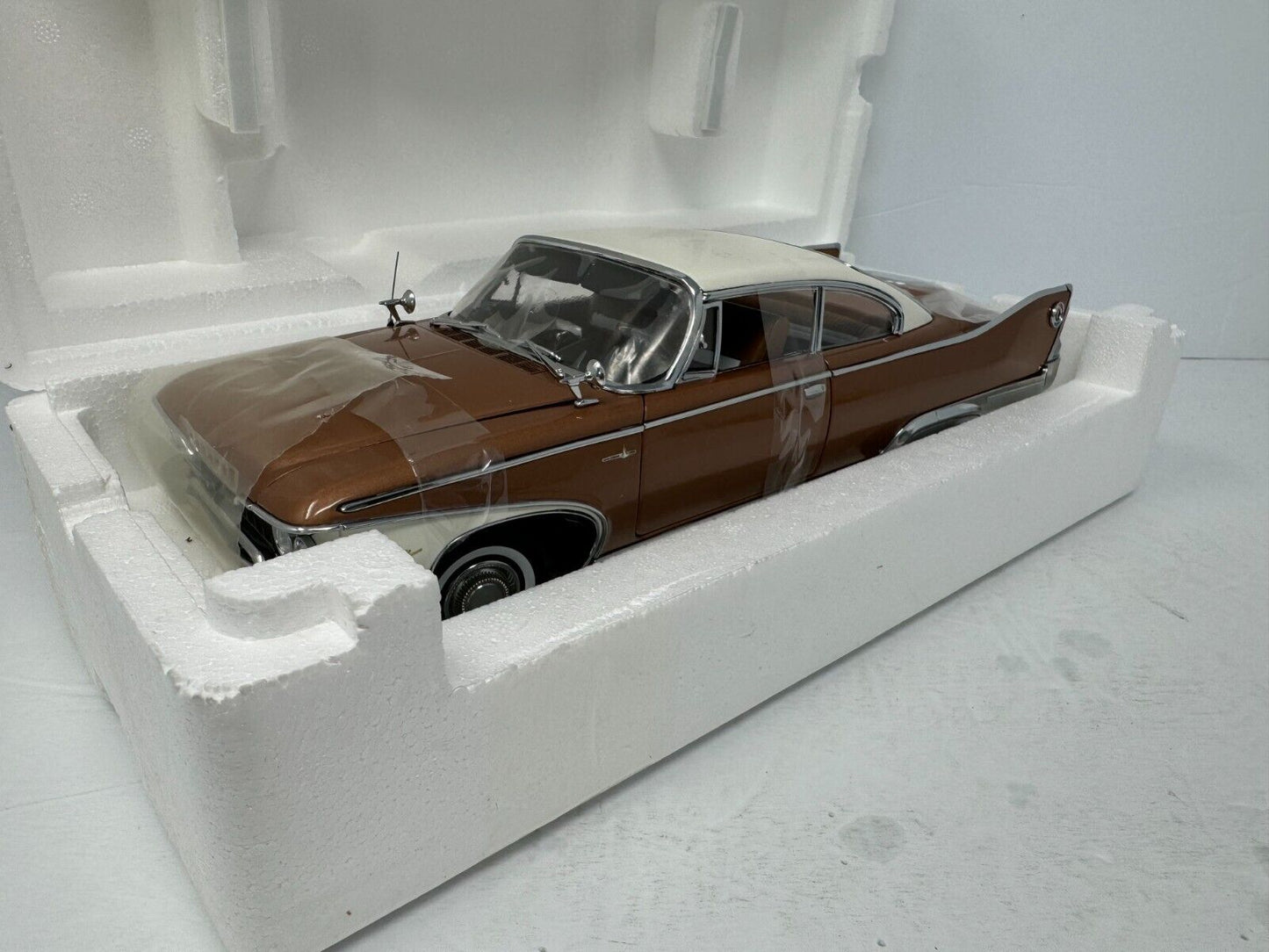 Sun Star 1960 Plymouth Fury Hard Top Platinum Collection 1:18 Diecast