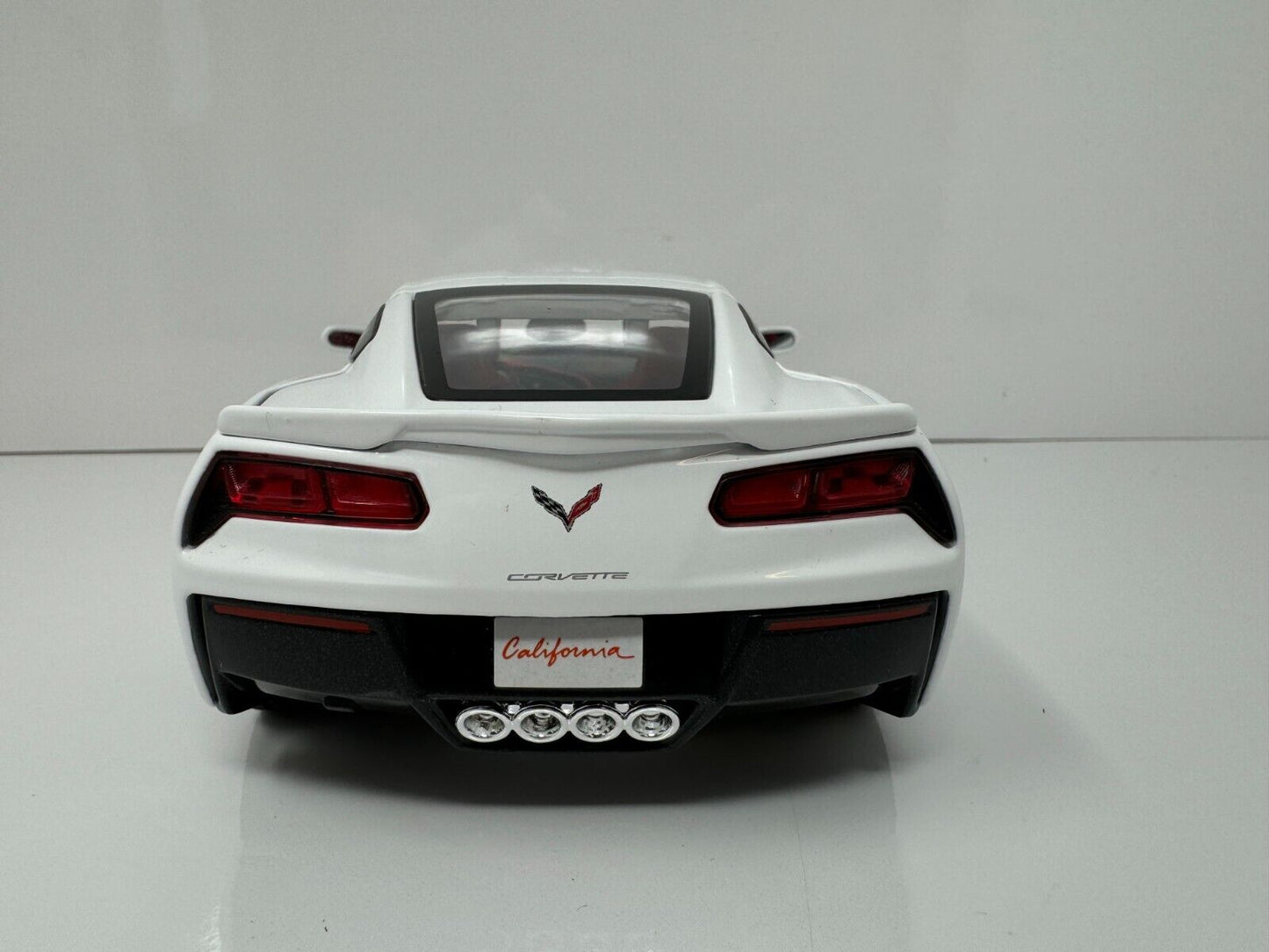 Maisto 2014 Chevrolet Corvette Stingray Z51 Special Edition 1:18 Diecast White