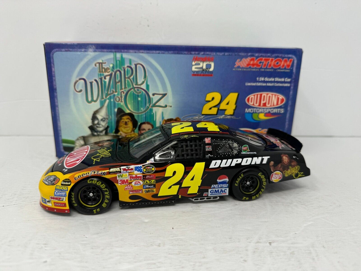 Action Nascar #24 Jeff Gordon DuPont The Wizard of Oz 2004 Chevy 1:24 Diecast