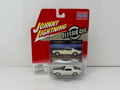 Johnny Lightning Classic Car 1971 Chevrolet Camaro RS/Z28 1:64 Diecast