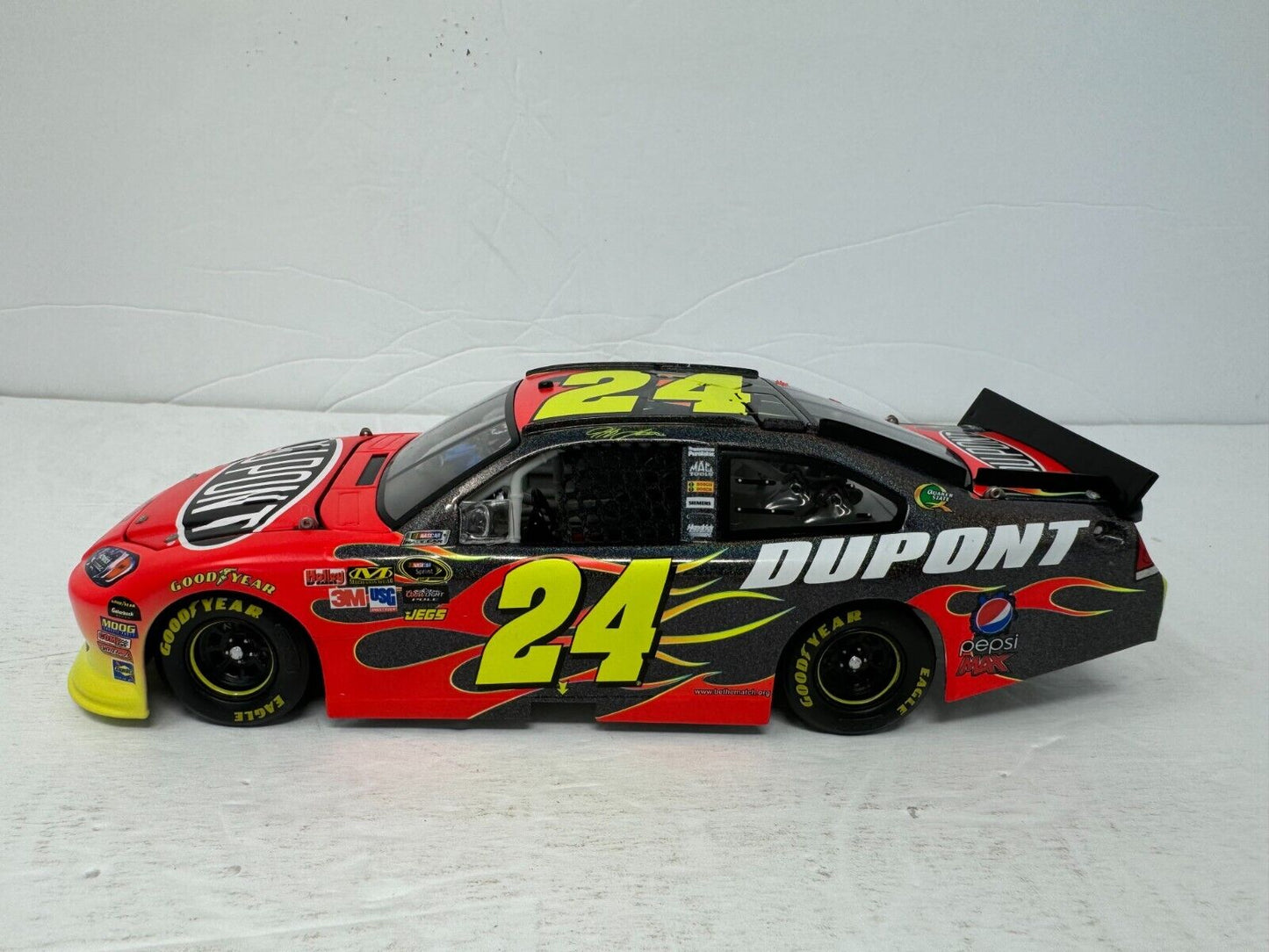 Action Nascar #24 Jeff Gordon DuPont 2011 Impala Flashcoat Color 1:24 Diecast