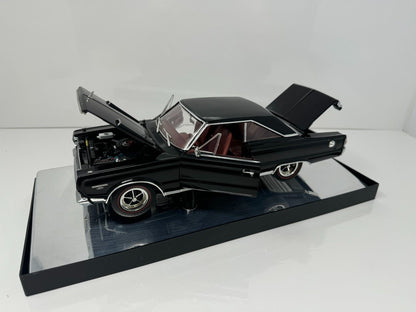 Highway 61 Collectibles 1967 Plymouth GTX 1:18 Diecast