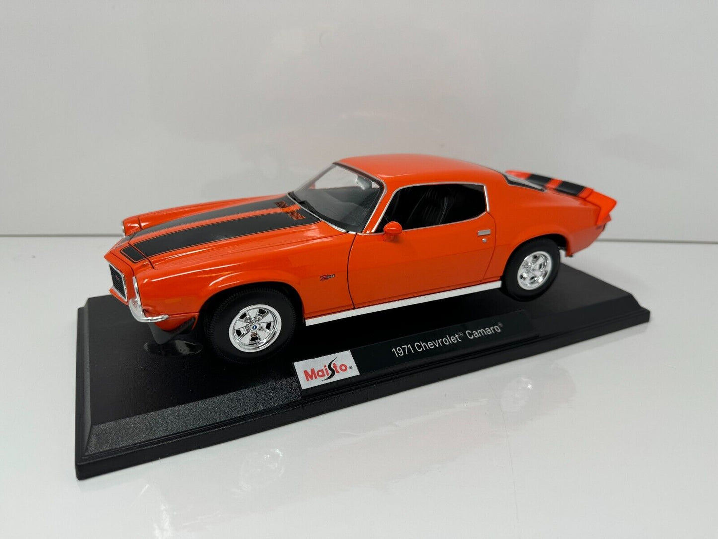 Maisto 1971 Chevrolet Camaro Special Edition 1:18 Diecast Orange