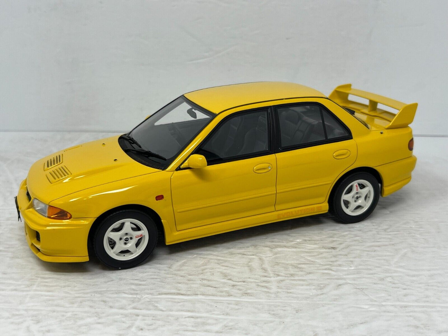 Otto Mobile 1995 Mitsubishi Lancer Evo III Yellow 1:18 Resin Model