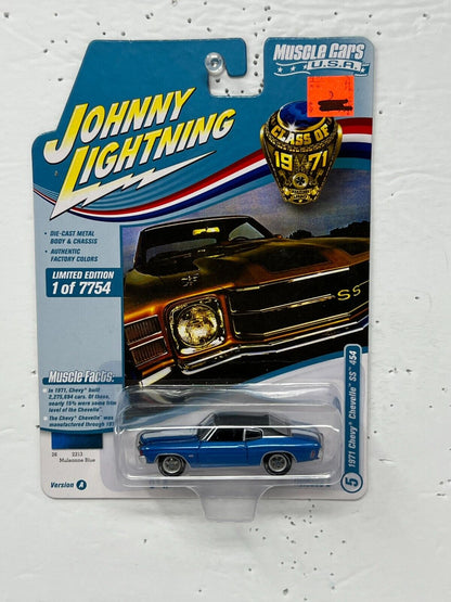 Johnny Lightning Muscle Cars USA 1971 Chevy Chevelle SS 454 1:64 Diecast Ver. A