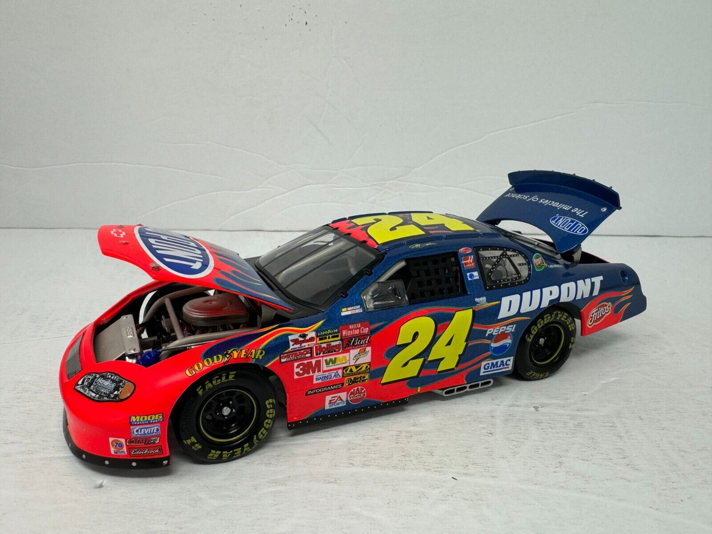 Action Nascar #24 Jeff Gordon DuPont 2003 Chevrolet Monte Carlo 1:24 Diecast