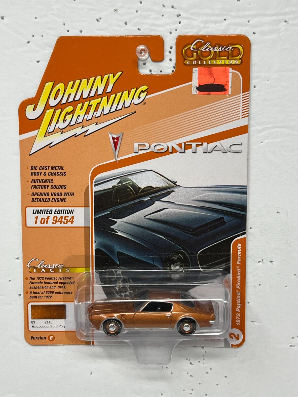 Johnny Lightning Classic Gold 1972 Pontiac Firebird Formula 1:64 Diecast Ver. B