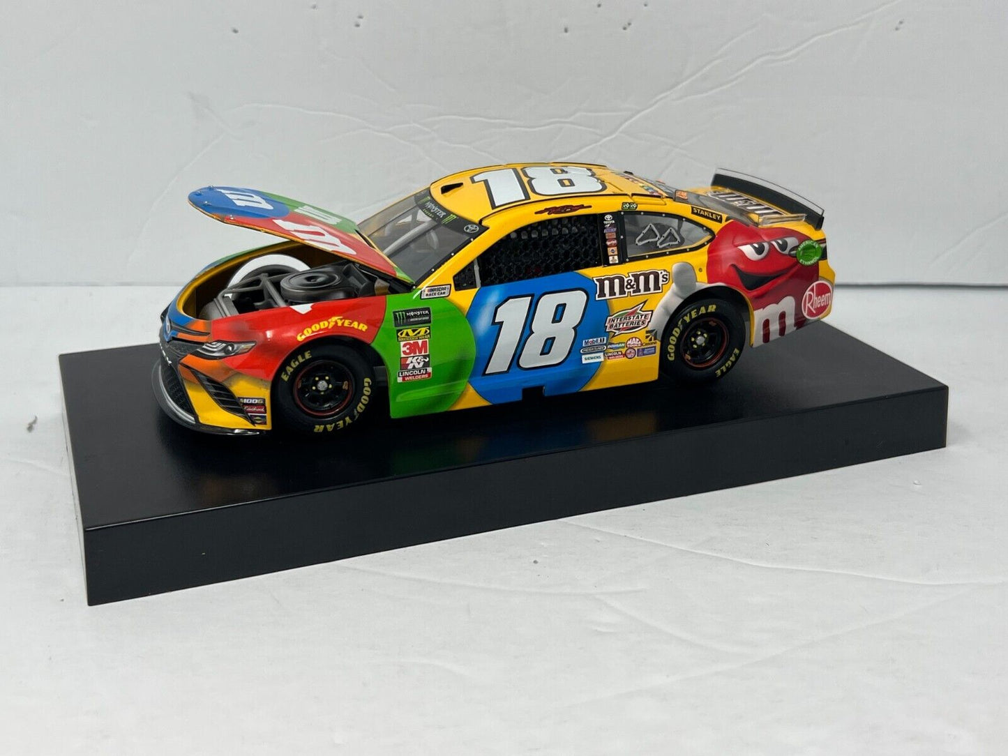 Lionel Nascar #18 Kyle Busch M&M's 2019 Toyota Camry 1:24 Diecast