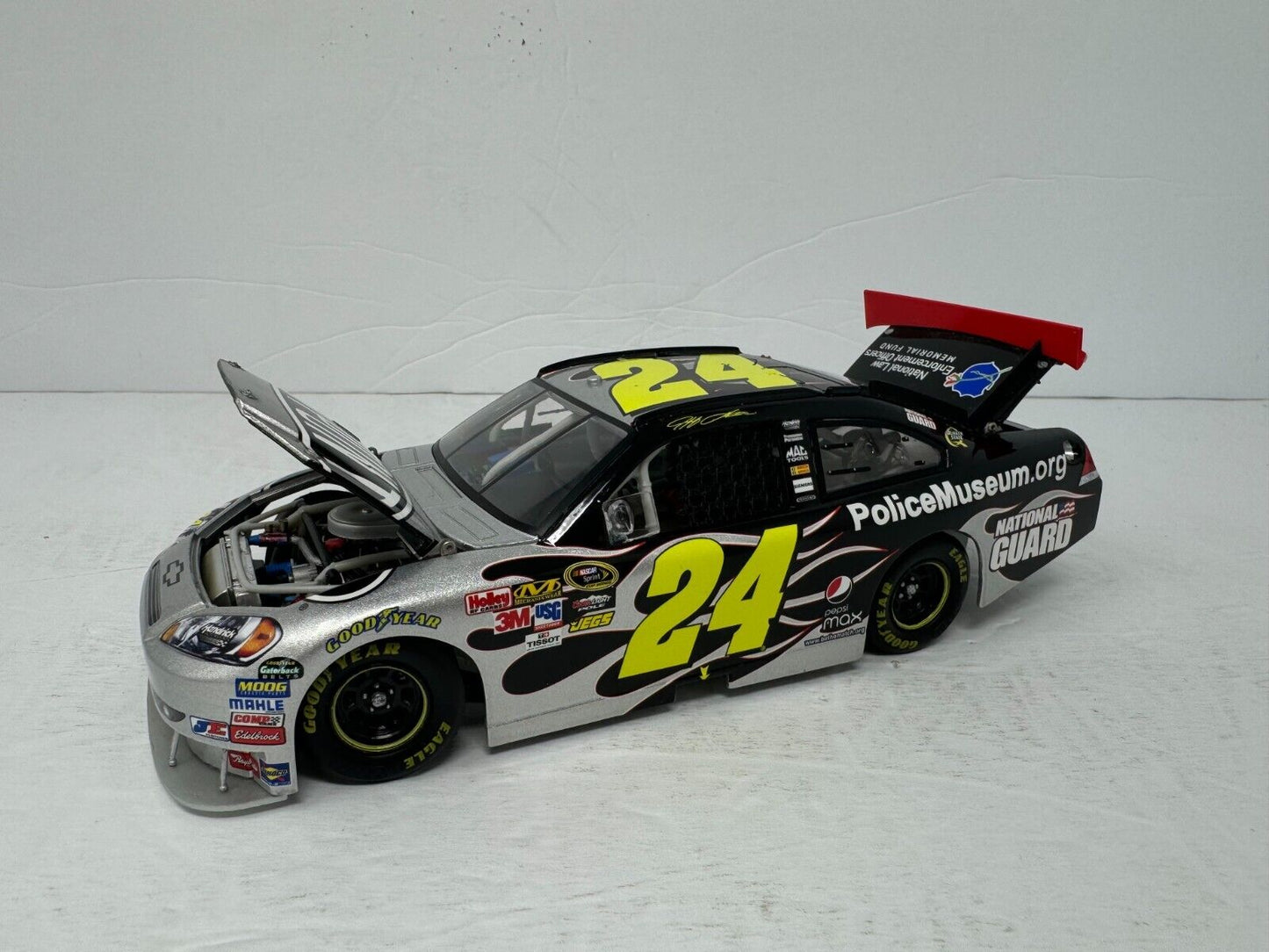 Action Nascar #24 Jeff Gordon DuPont National Law Enforcement 1:24 Diecast