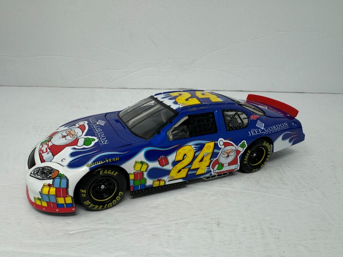 Action Nascar #24 Jeff Gordon Foundation Holiday Car 2004 Chevrolet 1:24 Diecast