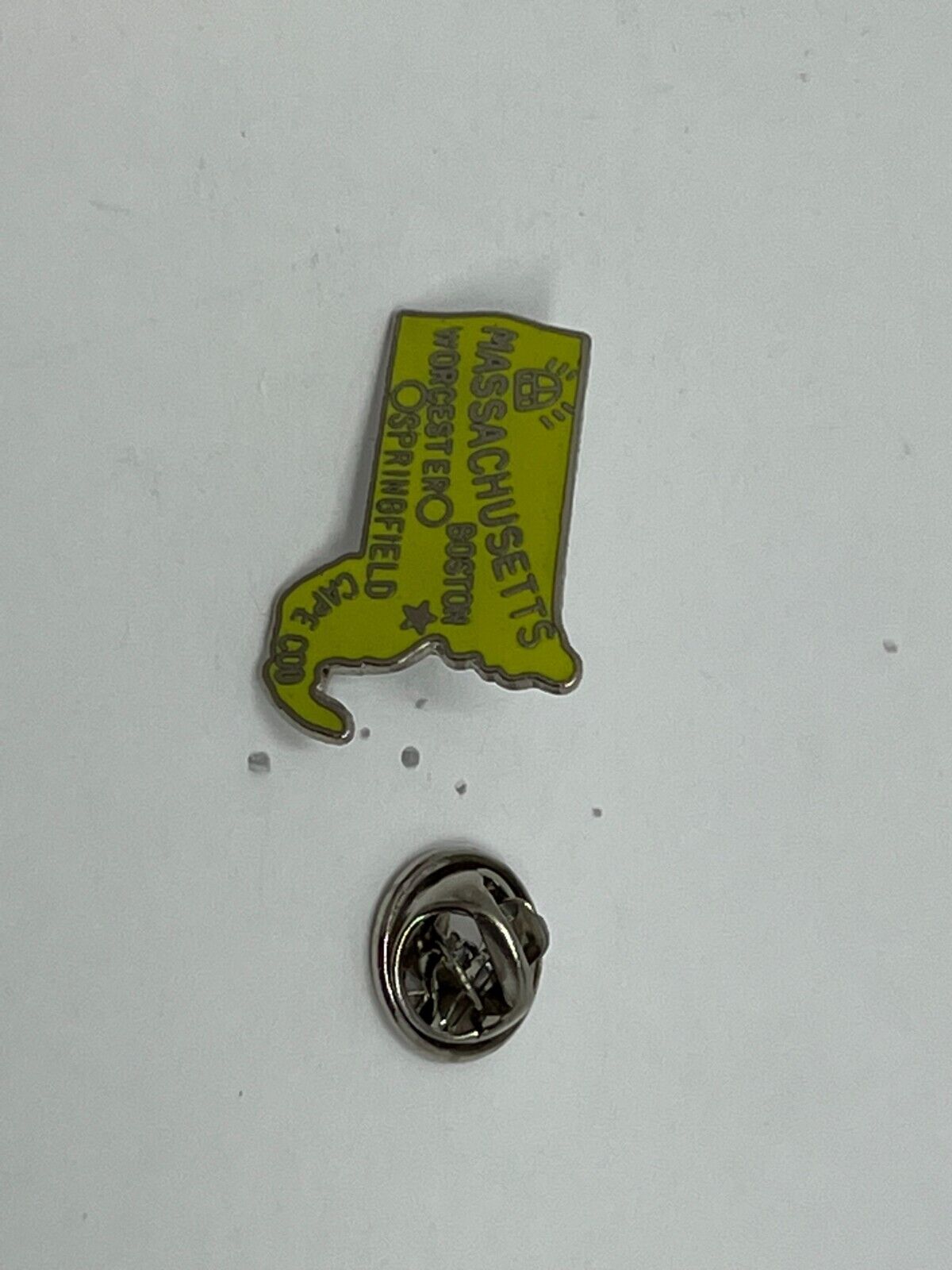 Massachusetts State Map Souvenir Cities & States Lapel Pin P1