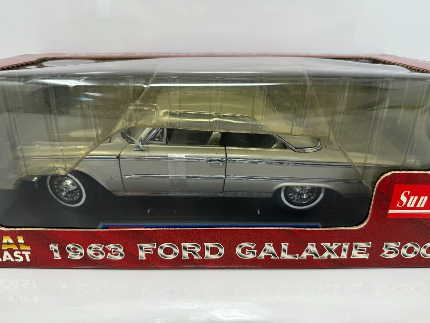 Sun Star 1963 Ford Galaxie 500 Hard Top 1:18 Diecast