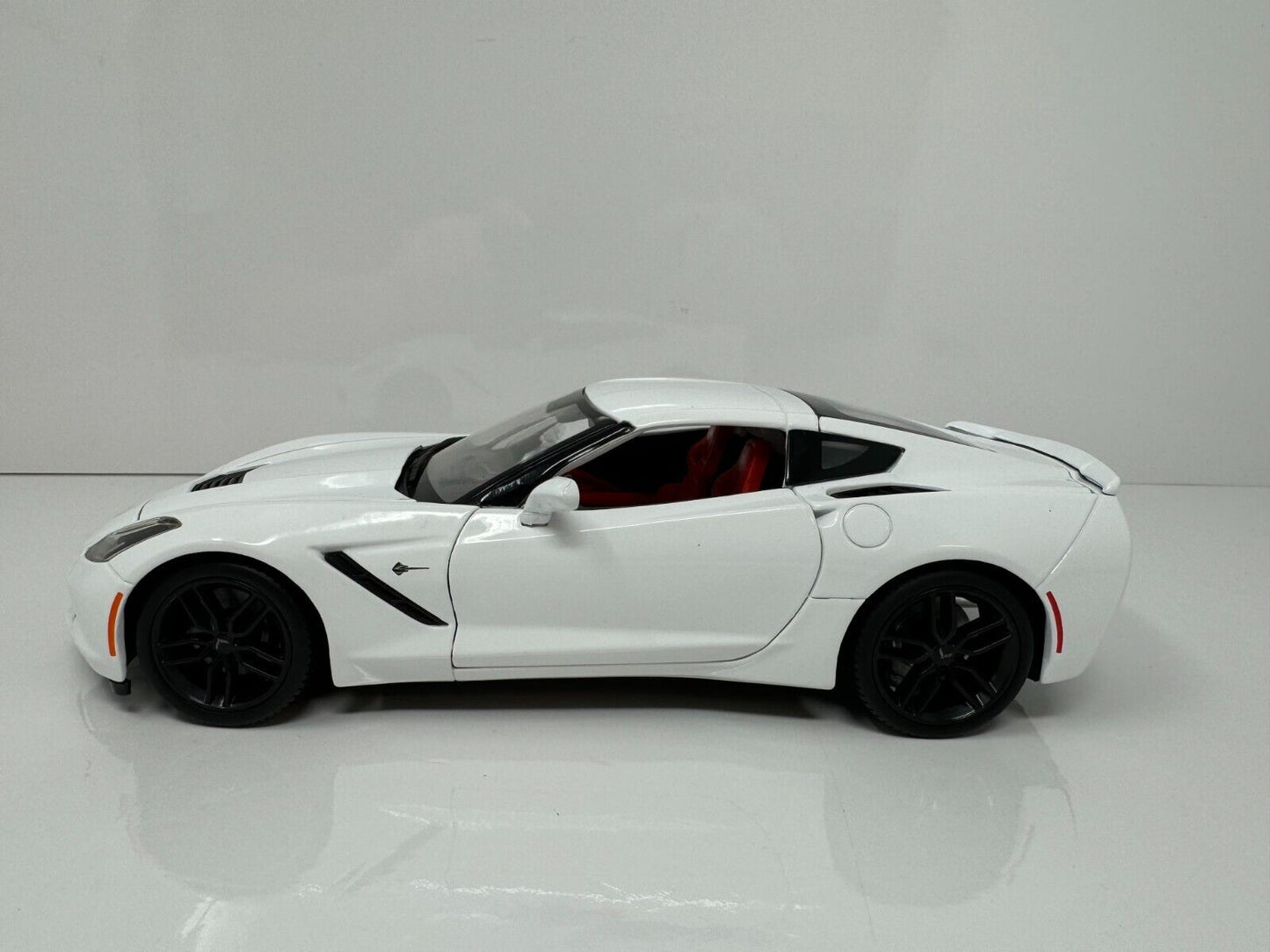 Maisto 2014 Chevrolet Corvette Stingray Z51 Special Edition 1:18 Diecast White