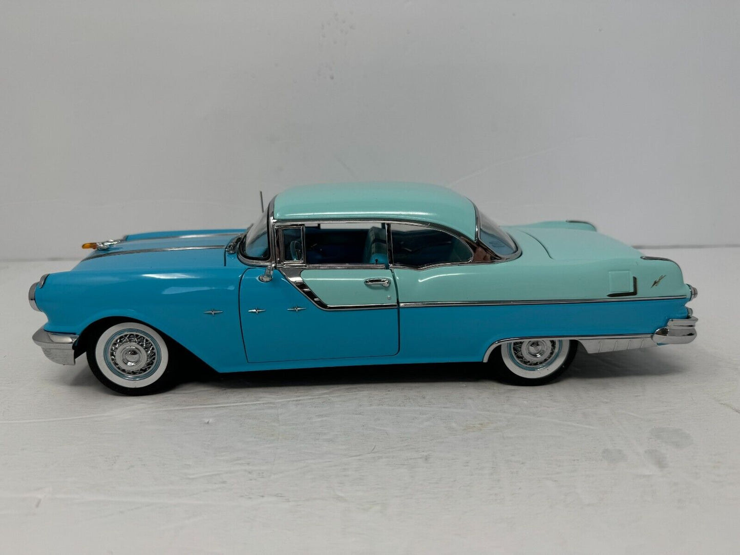 Sun Star 1955 Pontiac Star Chief Hard Top Platinum Collection 1:18 Diecast