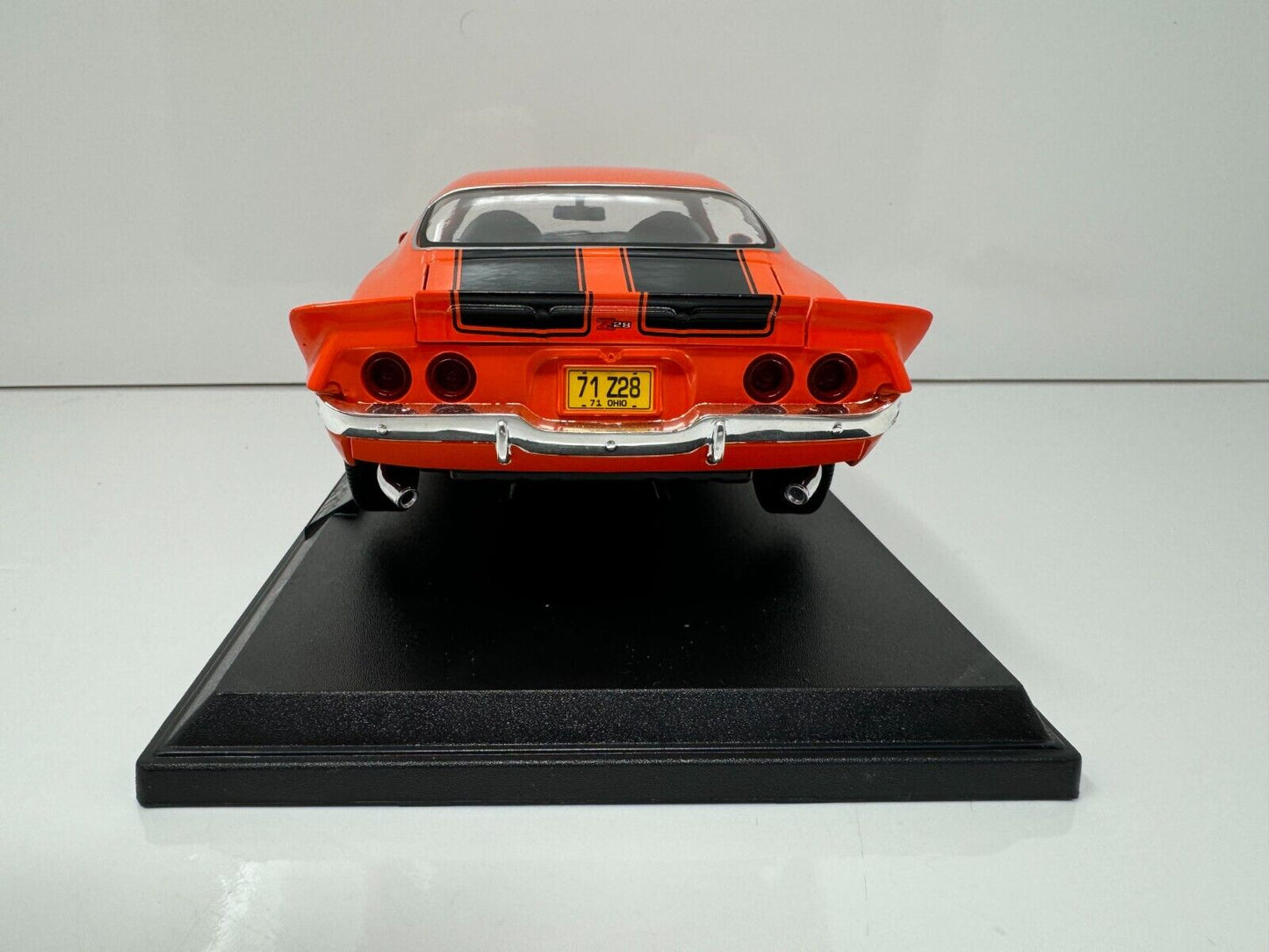 Maisto 1971 Chevrolet Camaro Special Edition 1:18 Diecast Orange