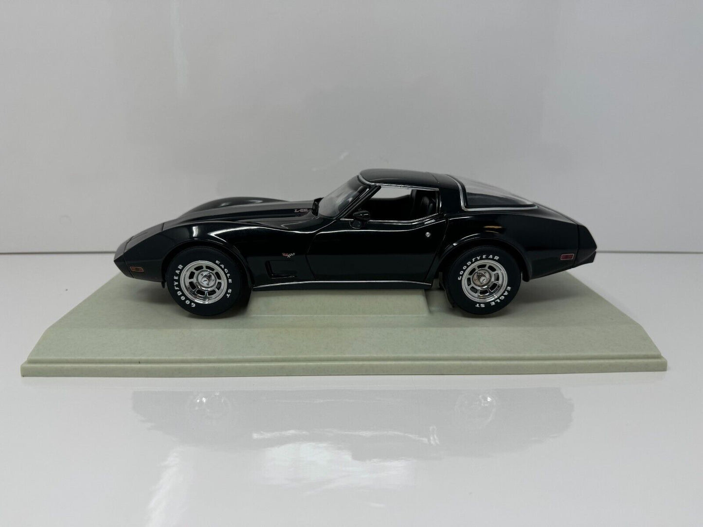 UT Models 1978 Chevrolet Corvette Classic Collection 1:18 Diecast