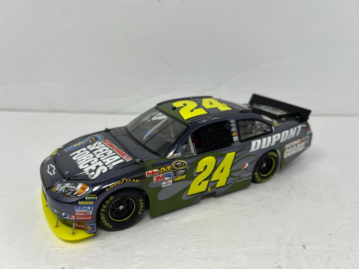 Lionel Nascar #24 Jeff Gordon National Guard Special Forces Chrome 1:24 Diecast