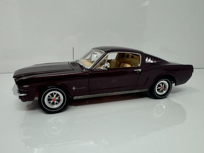 Auto World American Muscle 1965 Ford Mustang (2 + 2) 1:18 Diecast