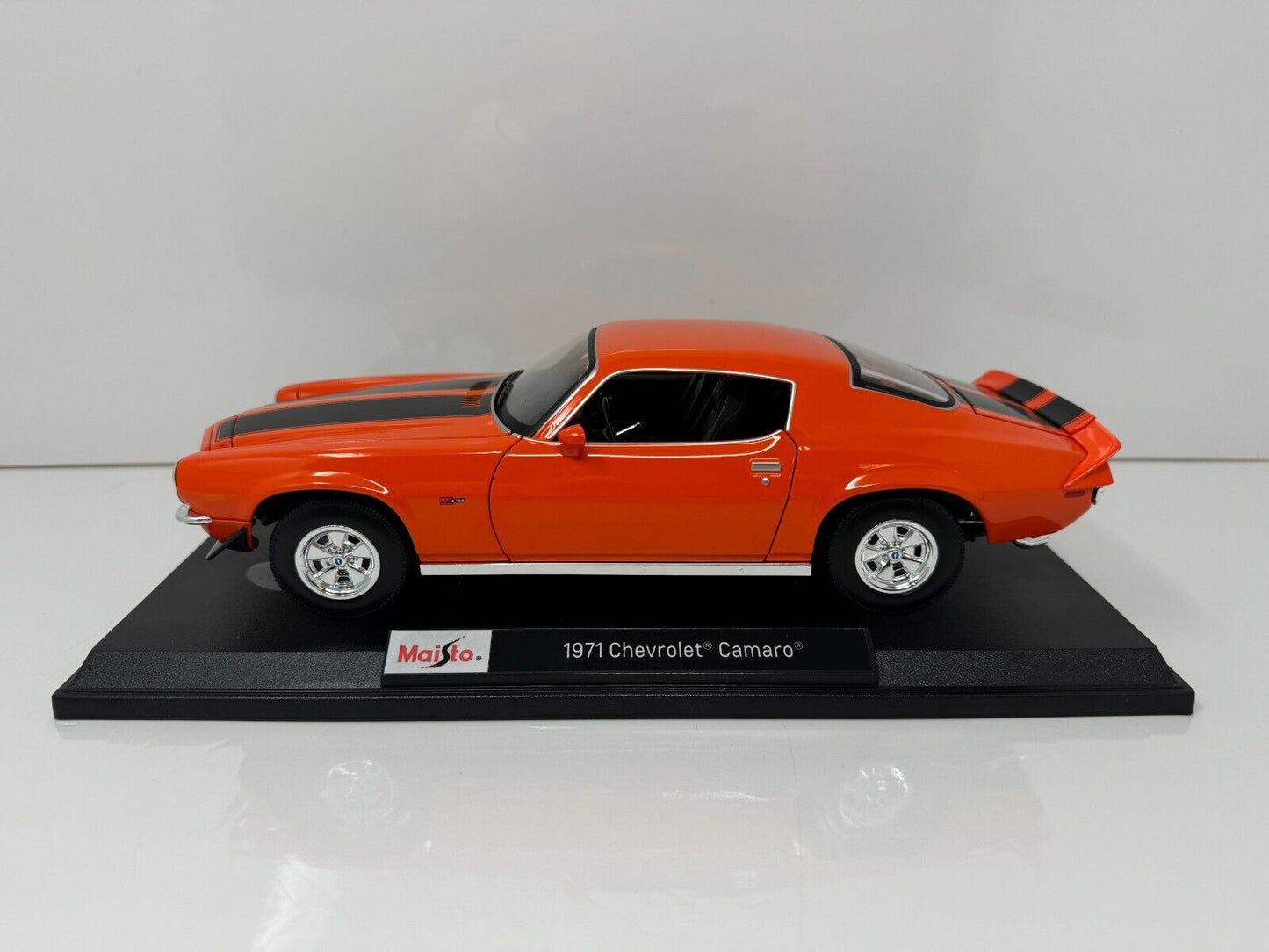 Maisto 1971 Chevrolet Camaro Special Edition 1:18 Diecast Orange