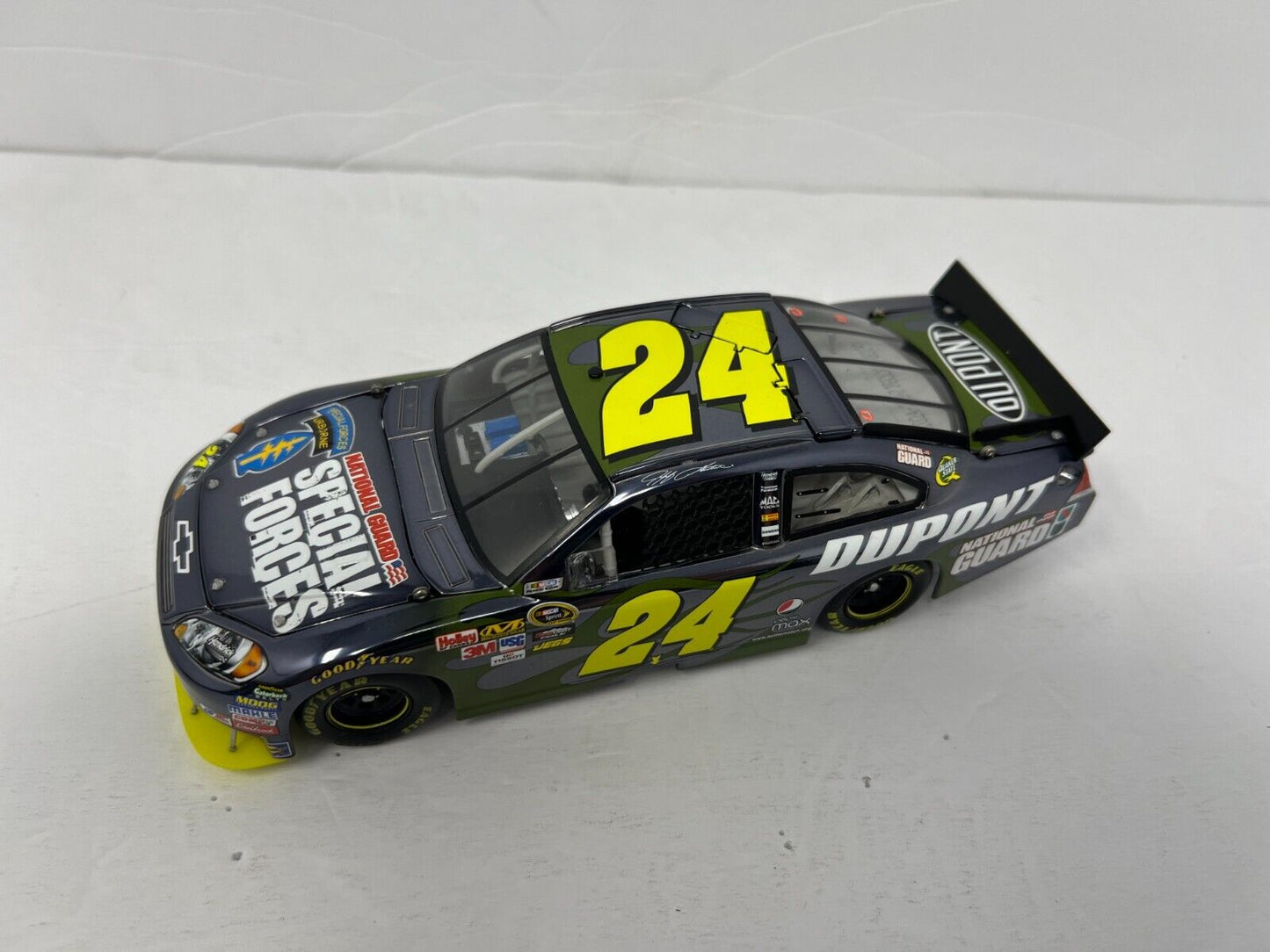 Lionel Nascar #24 Jeff Gordon National Guard Special Forces Chrome 1:24 Diecast