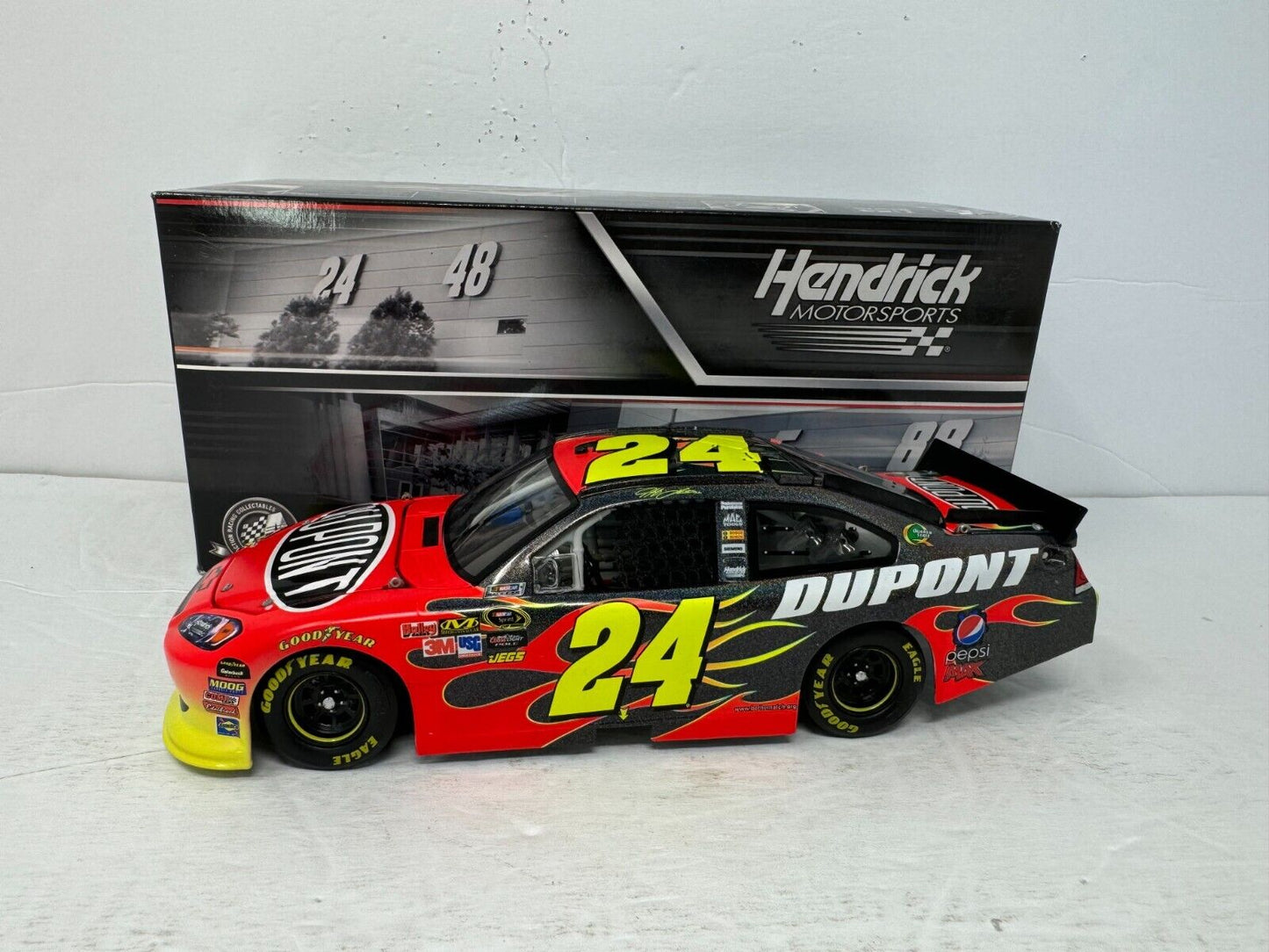 Action Nascar #24 Jeff Gordon DuPont 2011 Impala Flashcoat Color 1:24 Diecast