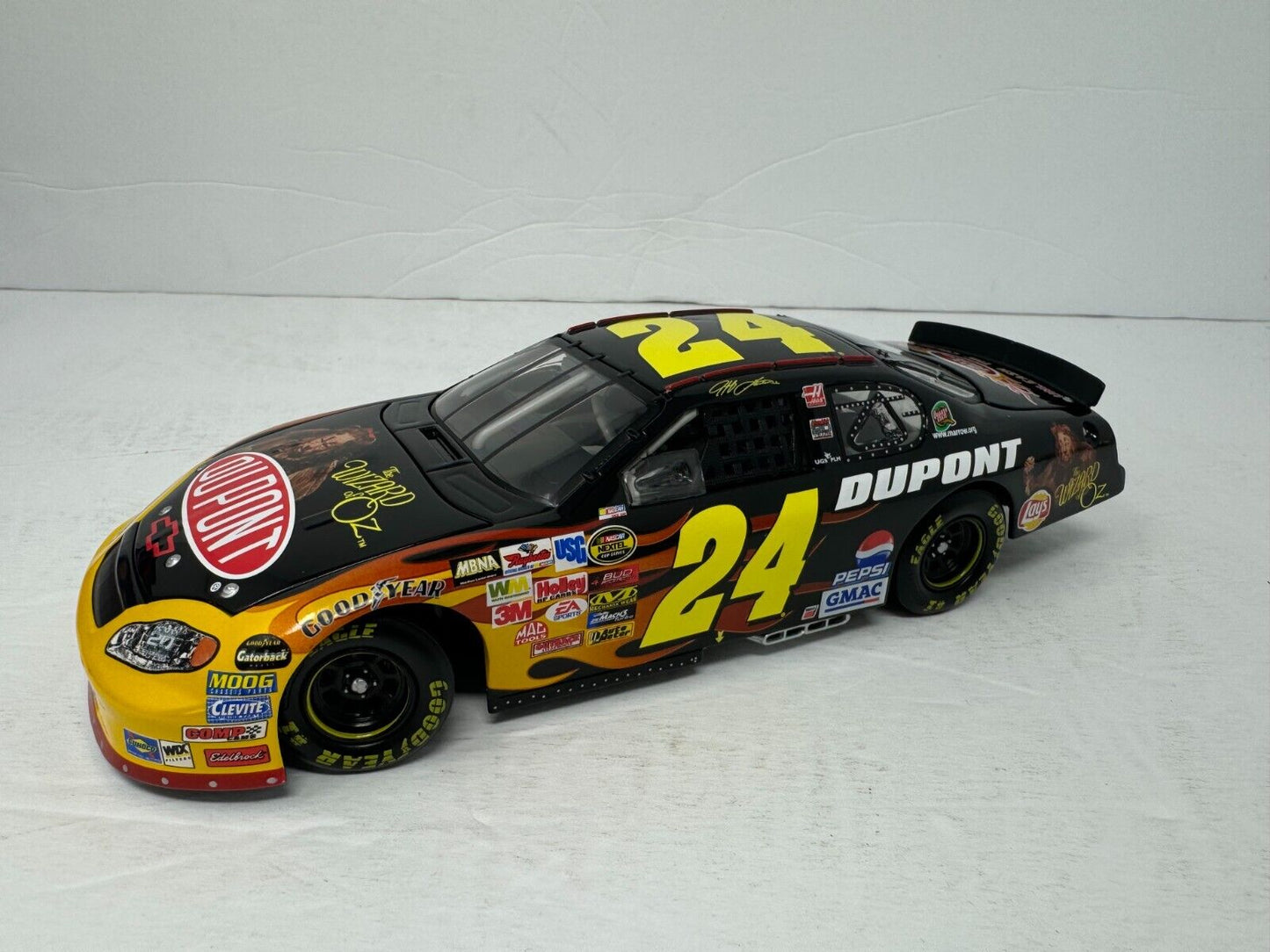 Action Nascar #24 Jeff Gordon DuPont The Wizard of Oz 2004 Chevy 1:24 Diecast