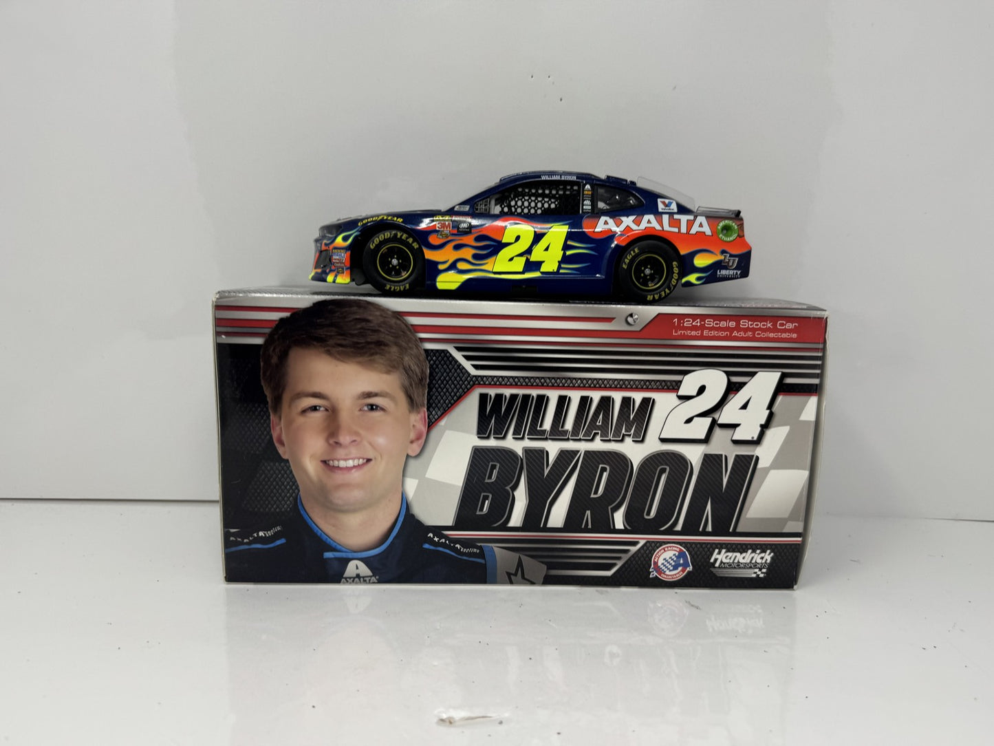 Lionel NASCAR William Byron #24 Axalta 2018 Chevrolet Camaro 1:24 Diecast