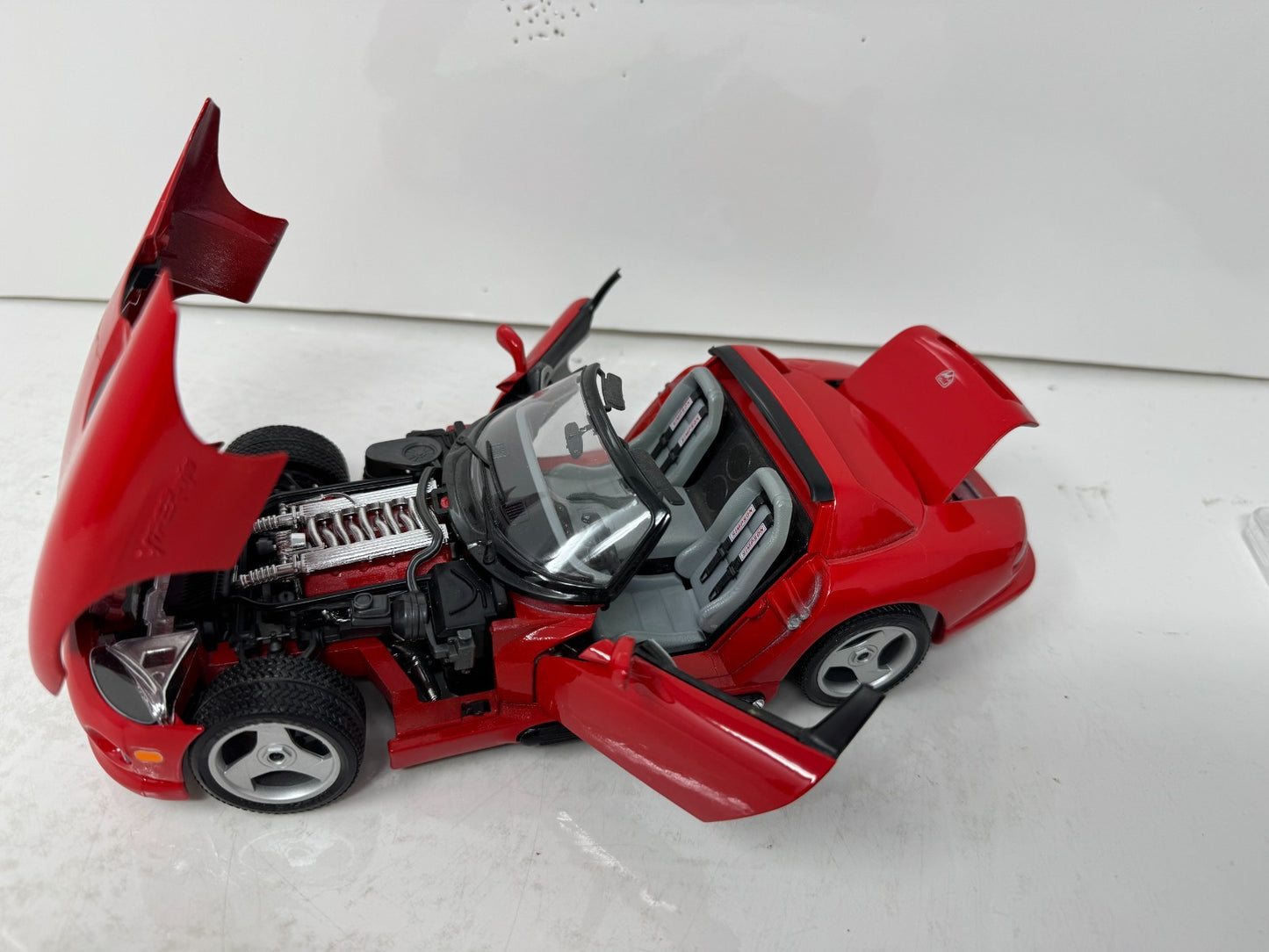 Bburago 1992 Dodge Viper RT/10 1:18 Diecast Gold Collection