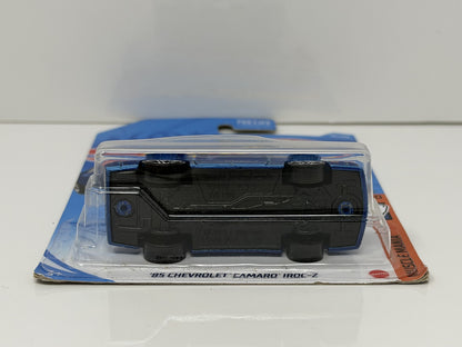 Hot Wheels Muscle Mania 1985 Chevrolet Camaro IROC-Z 1:64 Diecast Blue U.S. Card