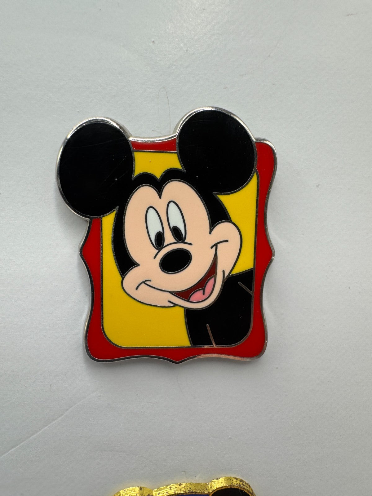 Disney Mickey Mouse Peeking Mickey & Friends Starter Trading Pin DC2S1