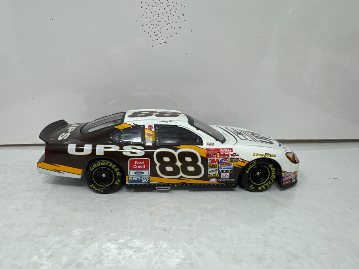 Action Nascar #88 Dale Jarrett UPS 2002 Ford Taurus 1:24 Diecast