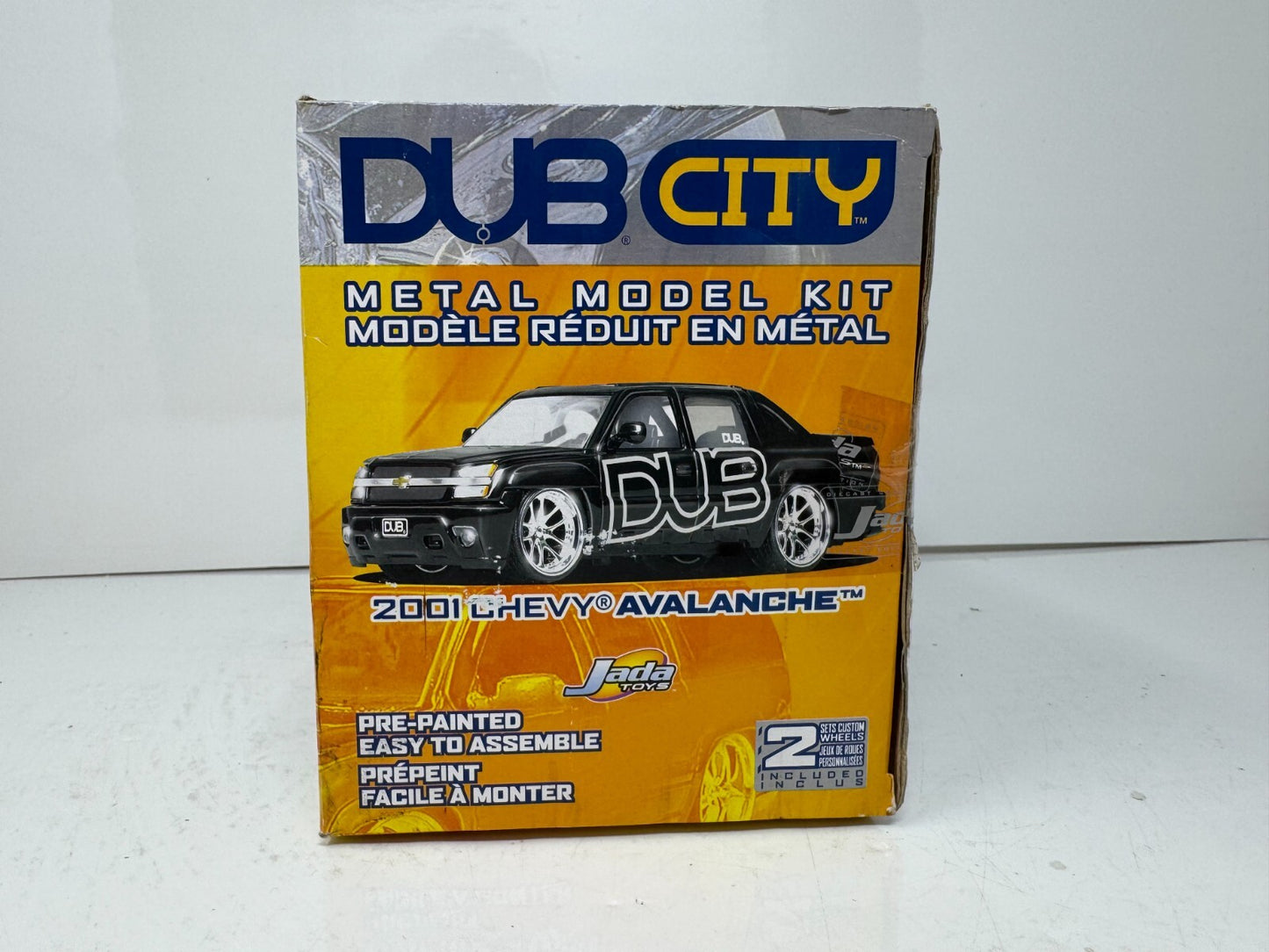 Jada Dub City 2001 Chevy Avalanche Yellow Metal Model Kit 1:24 Diecast