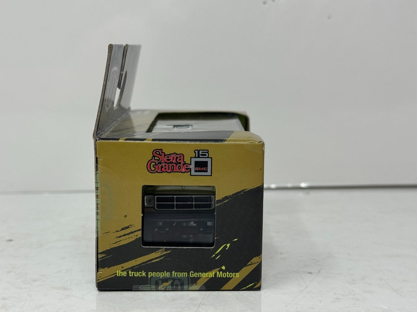 M2 Machines 1976 GMC Sierra Grande 15 4x4 1:64 Diecast