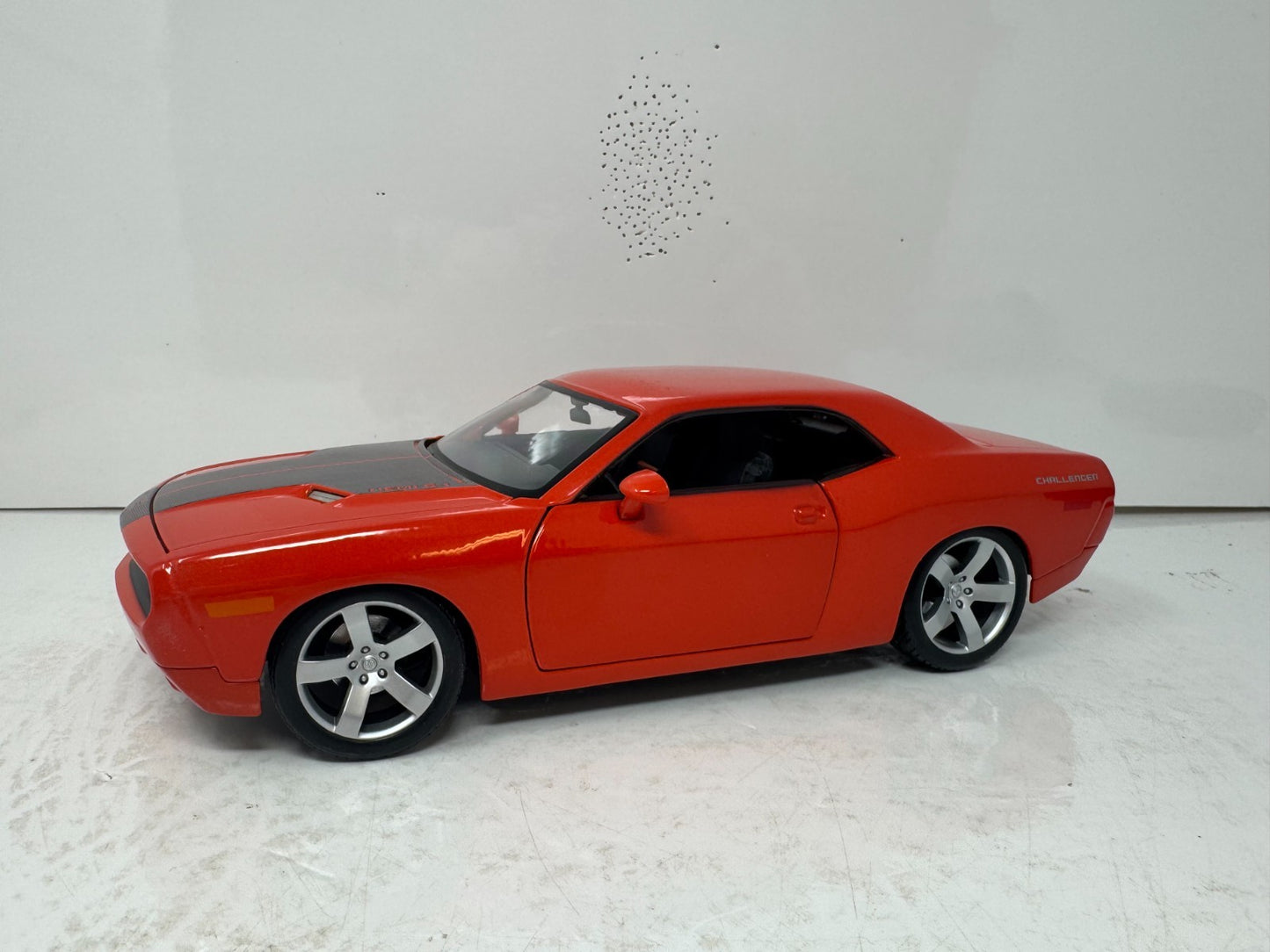 Maisto 2006 Dodge Challenger Concept 1:18 Diecast Special Edition