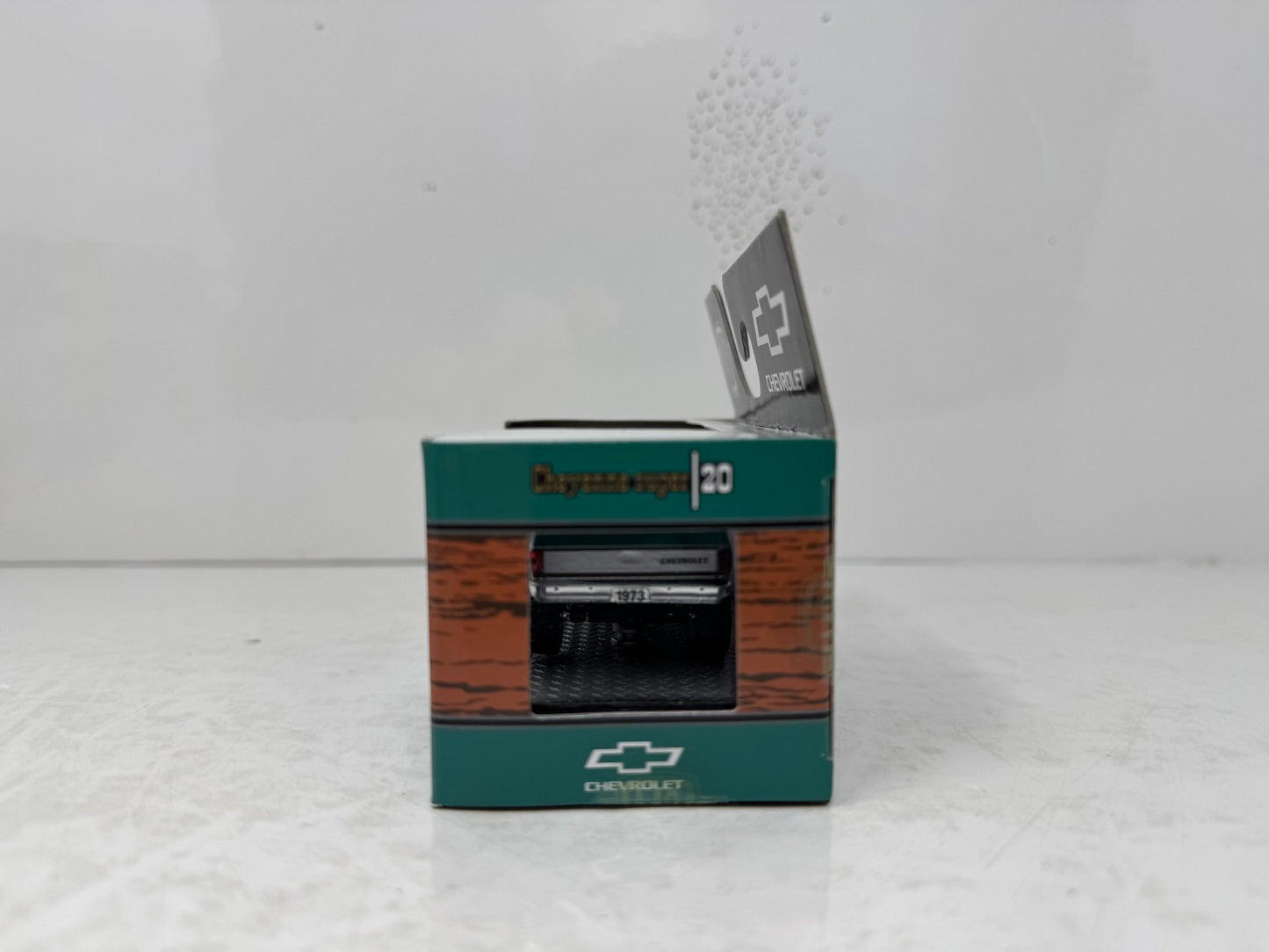 M2 Machines Chevrolet 1973 Chevrolet Cheyenne Super 20 4x4 1:64 Diecast