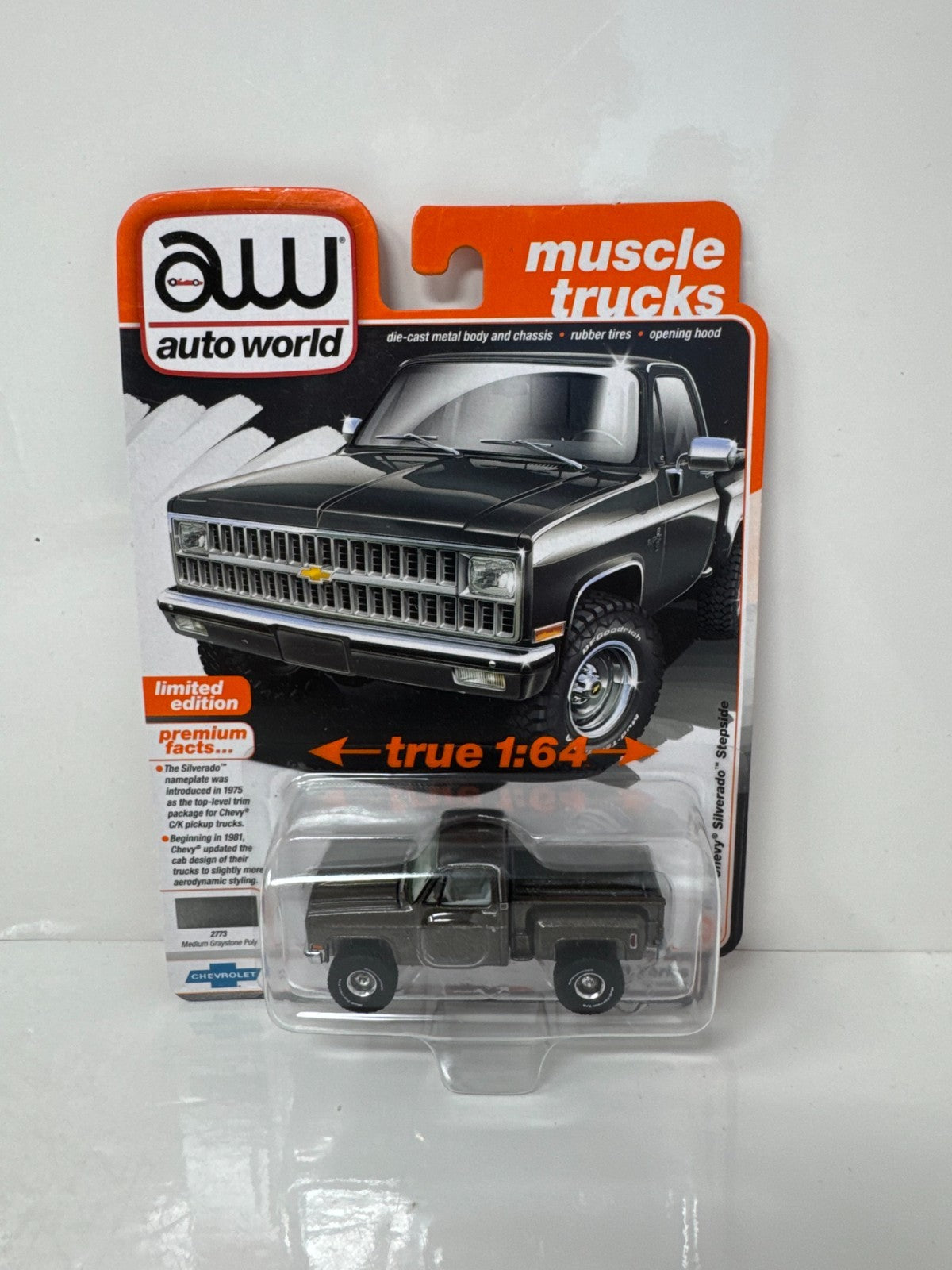 Auto World Muscle Trucks 1981 Chevy Silverado Stepside Gray 1:64 Diecast